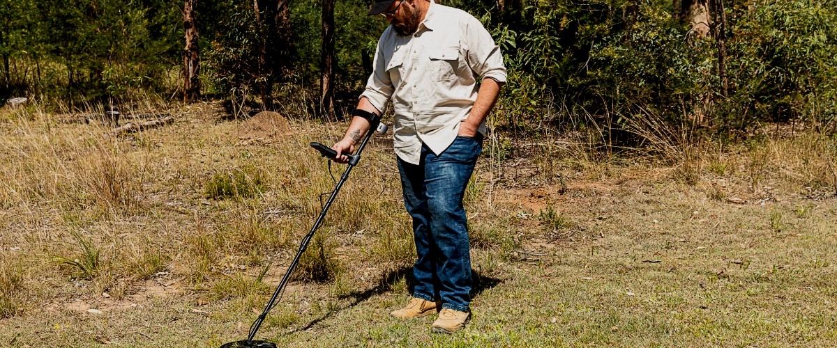 How to find an electrical wire with a metal detector